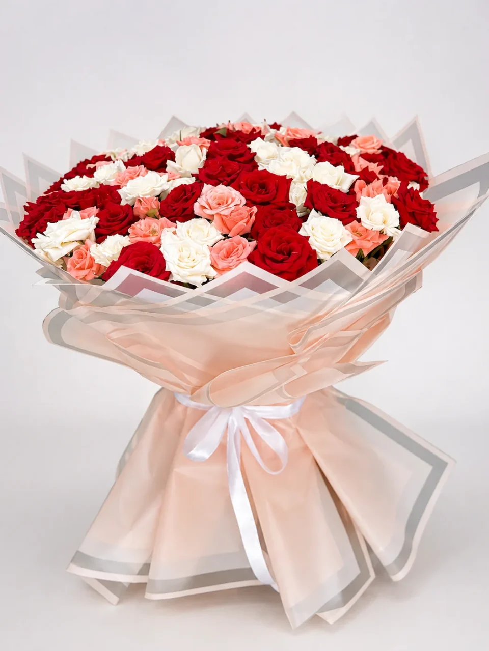 Rosé Éclat red, pink and white rose bouquet for flower delivery in Casablanca